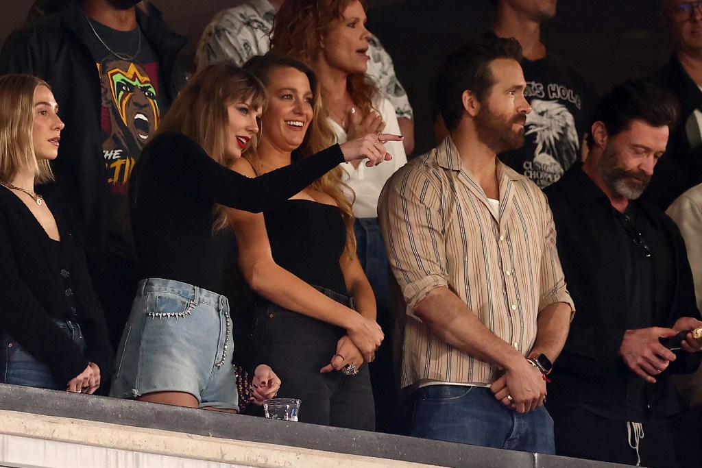 Swift's pals Blake Lively, Ryan Reynolds, Sophie Turner and more at chiefs game.