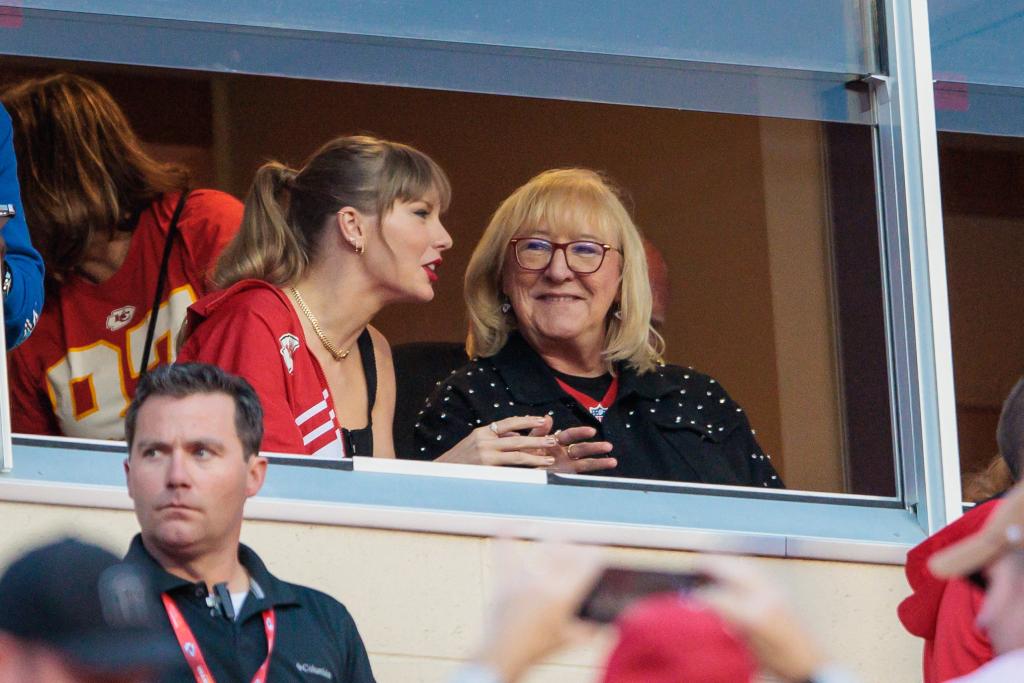 Taylor Swift, Donna Kelce 