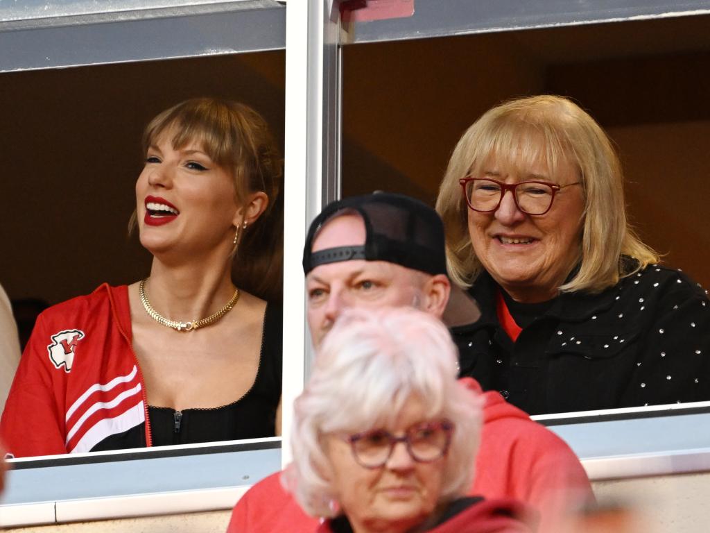 Taylor Swift and Donna Kelce.