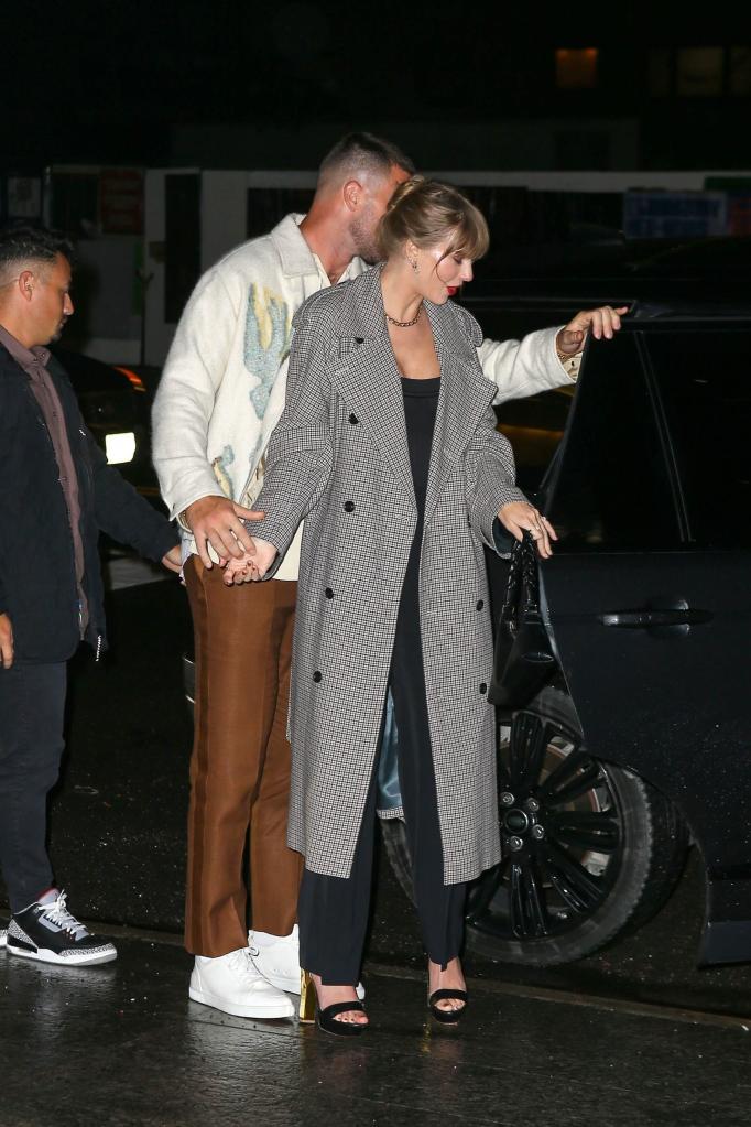taylor swift and travis kelce holding hands in nyc